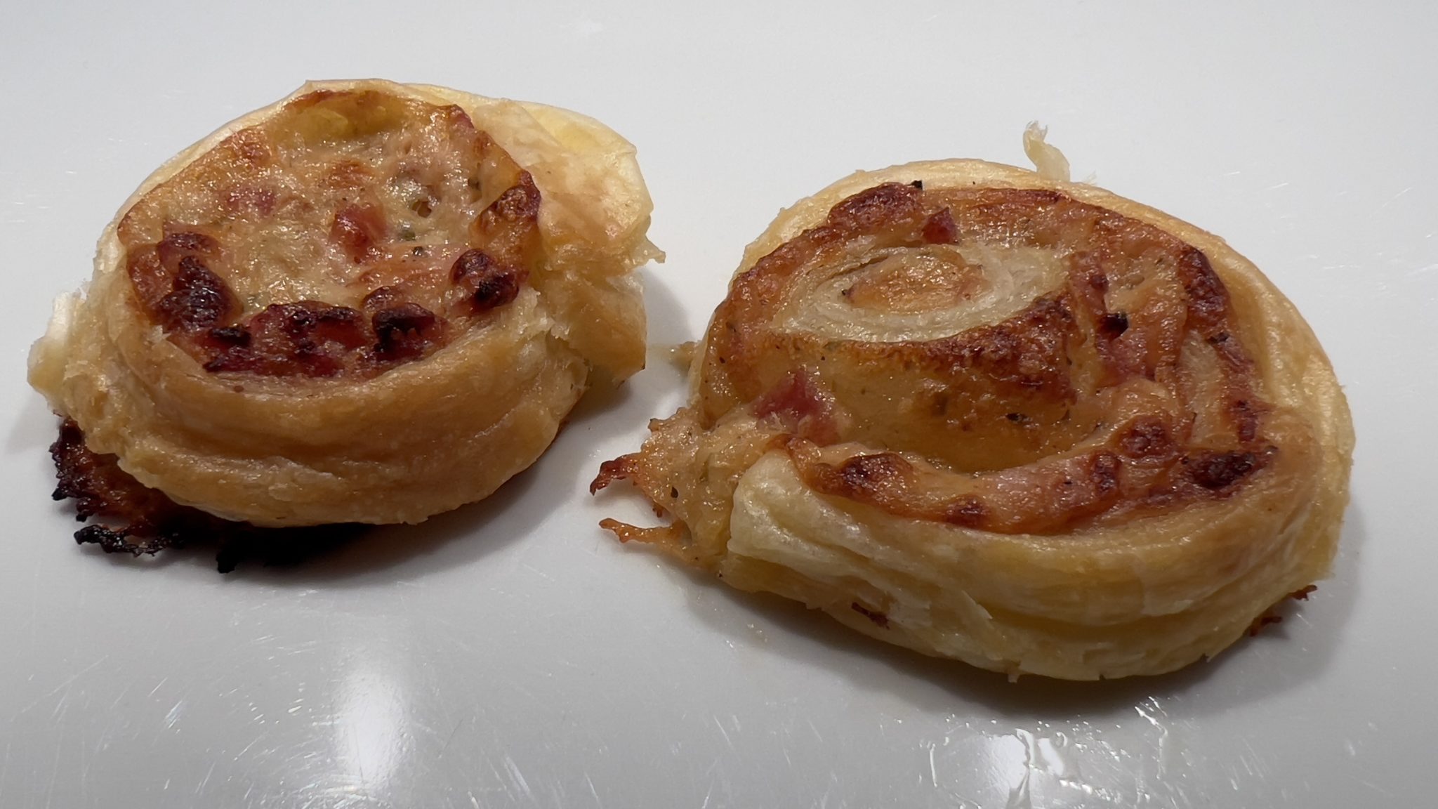 Blätterteigschnecken mit Salami und Schinken – Familie Isselhorst